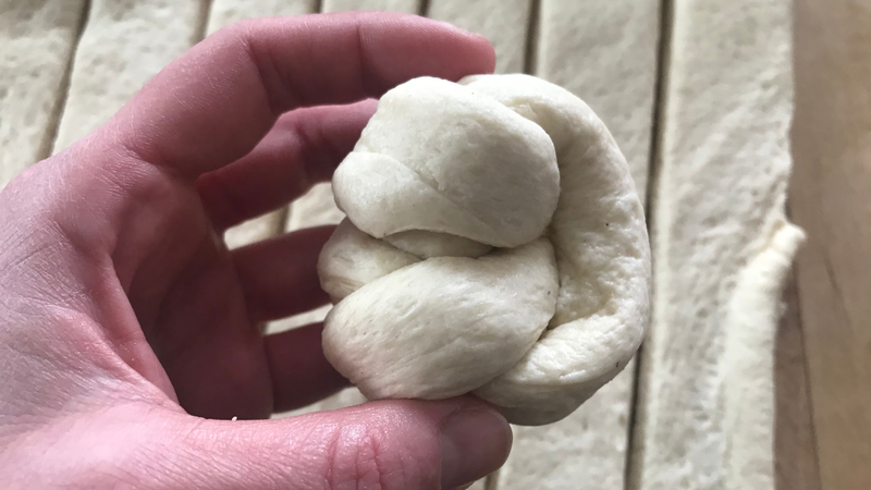 Illustration for article titled How to cheat your way to "homemade" garlic knots